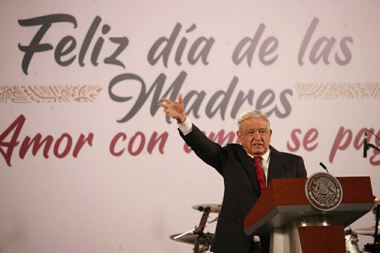 Entre ironía y humor; esto piensa AMLO sobre premios y medallas