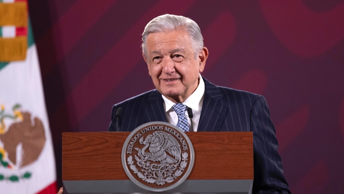 AMLO anuncia incremento salarial a maestros del 8.2%