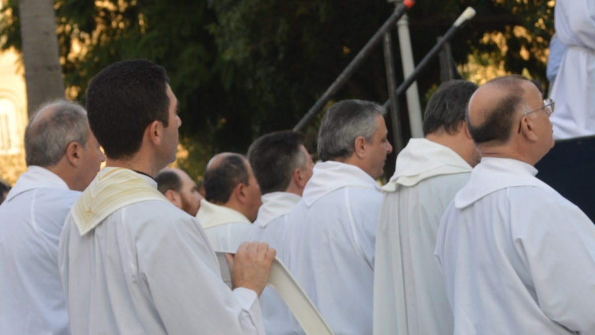 Sacerdotes abusaron de casi 2 mil niños en Illinois