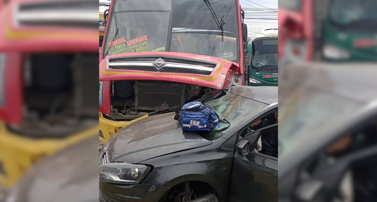 Choque en Toluca, paraliza vialidad