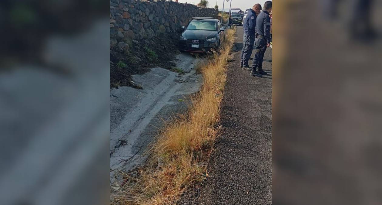 Hallan tres cuerpos al interior de un auto en Aculco, Edomex