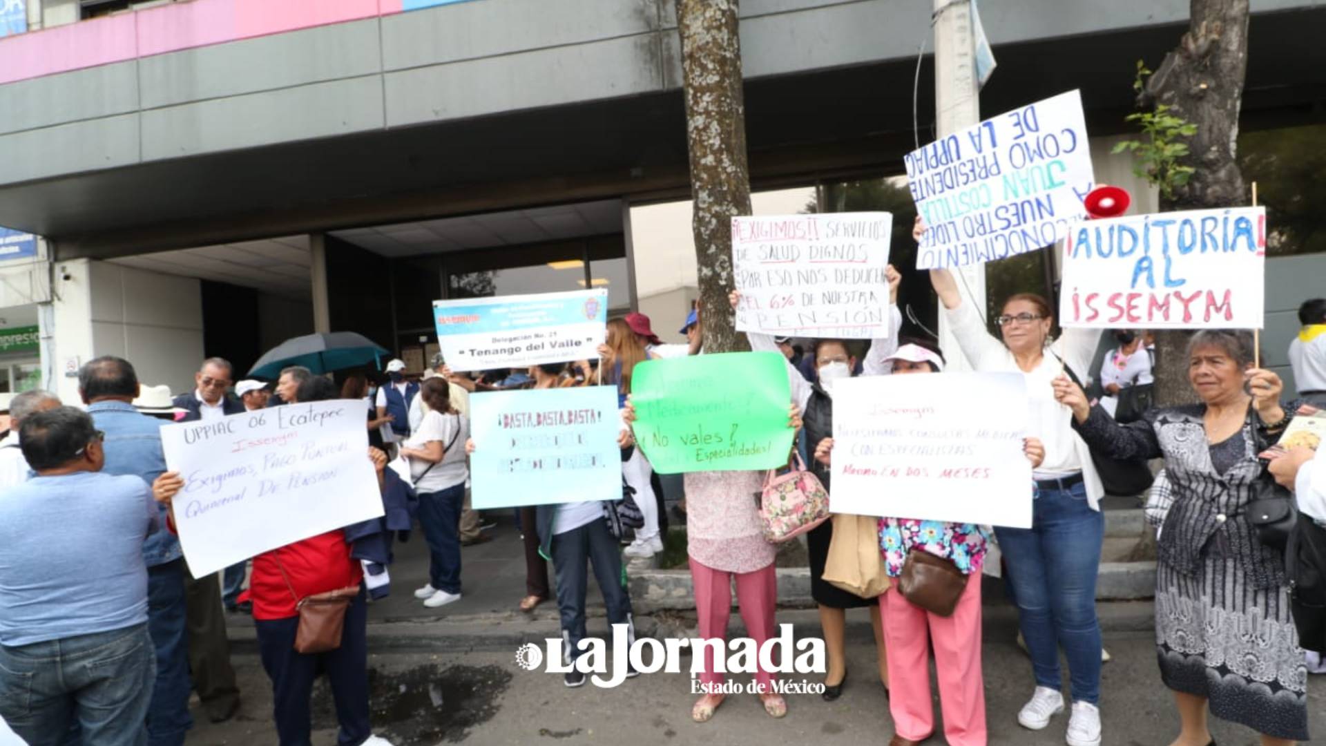 Video: Pensionados del ISSEMYM se manifiestan en Toluca