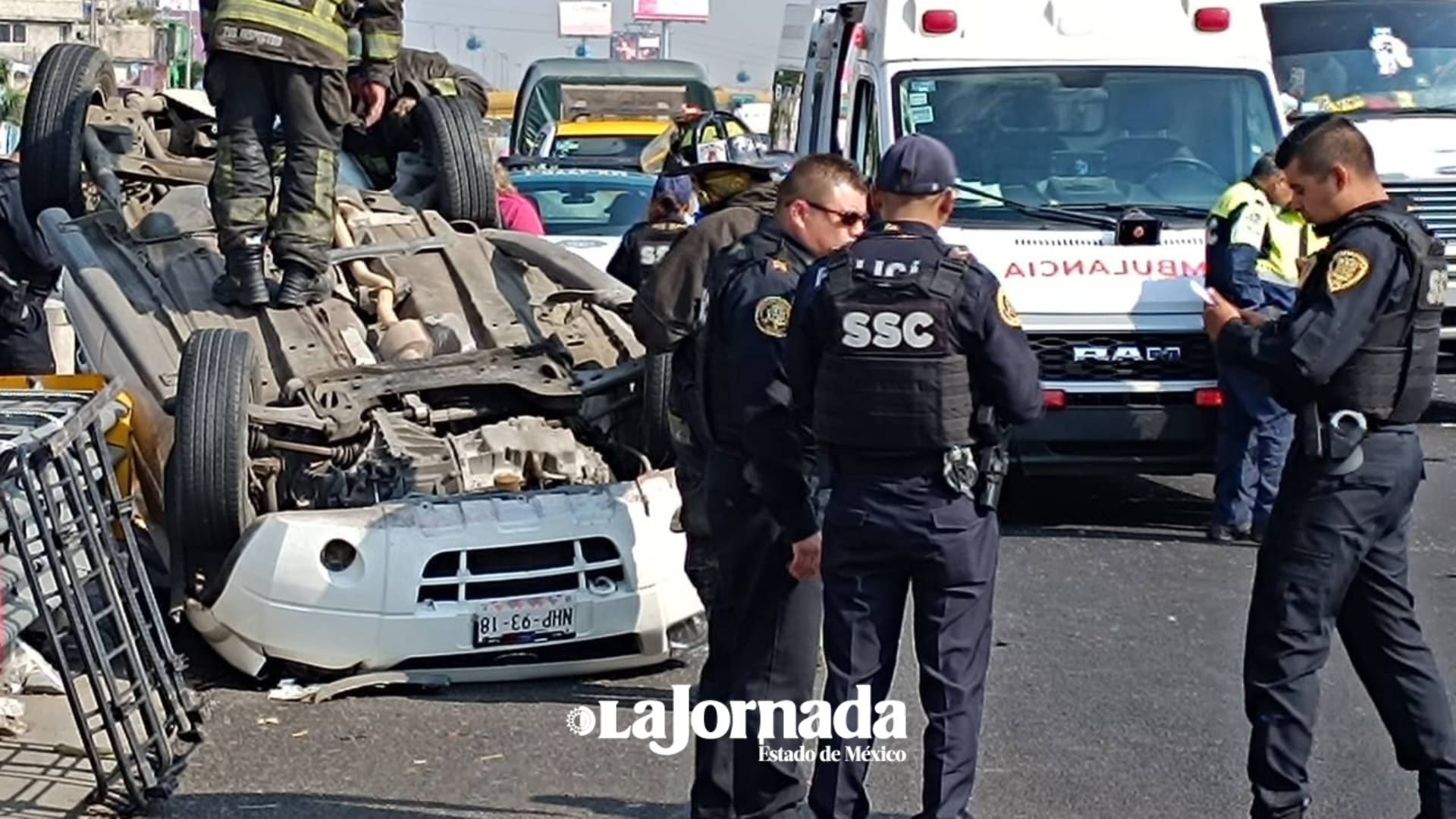 Vuelca camioneta en la México-Puebla