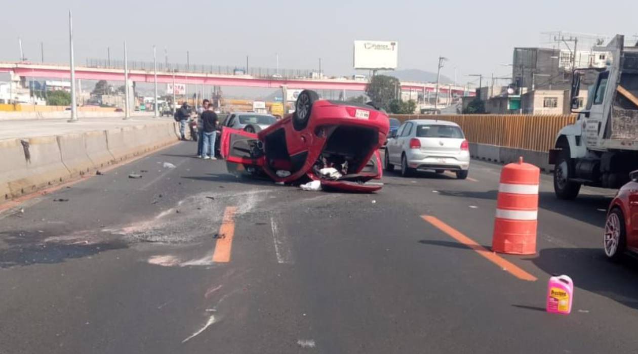 Auto volcado sobre México- Puebla, conductores se dan a la fuga