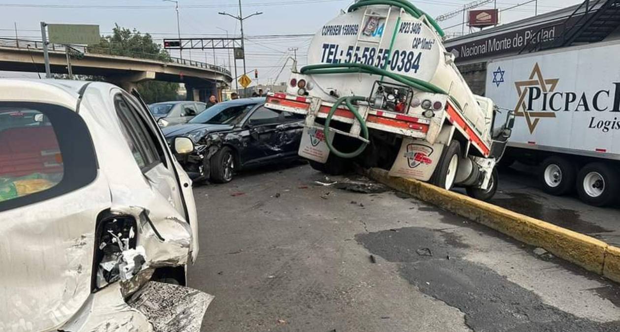 Choque de pipa de agua obstruye Av. Acueducto Tenayuca-Tlalnepantla