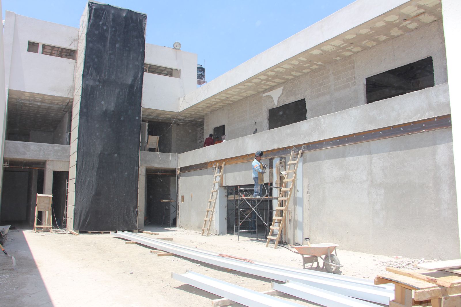 Maestros construyen centro de rehabilitación en Santa María Totoltepec