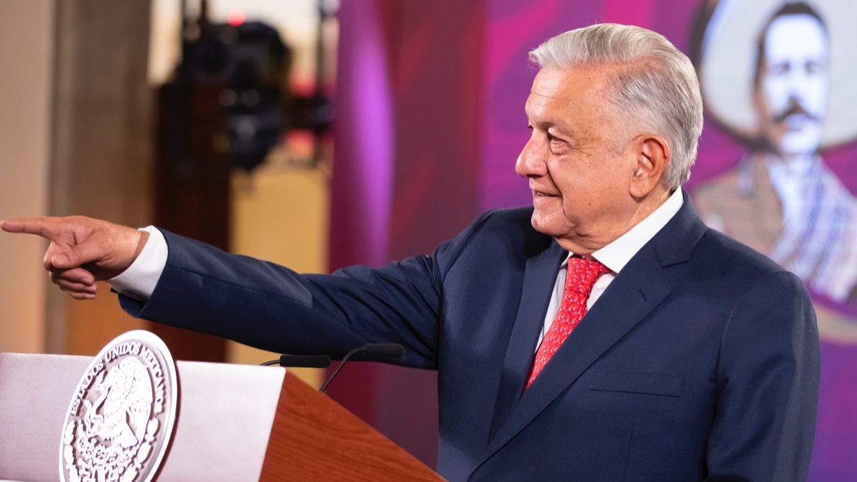 El Presidente Andrés Manuel López Obrador comentó que la reunión con sus «corcholatas», Claudia Sheinbaum, Marcelo Ebrard y Adán Augusto y otros gobernadores fue para felicitar a Delfina Gómez por su victoria electoral para la gubernatura en el Estado de México. Foto: Presidencia