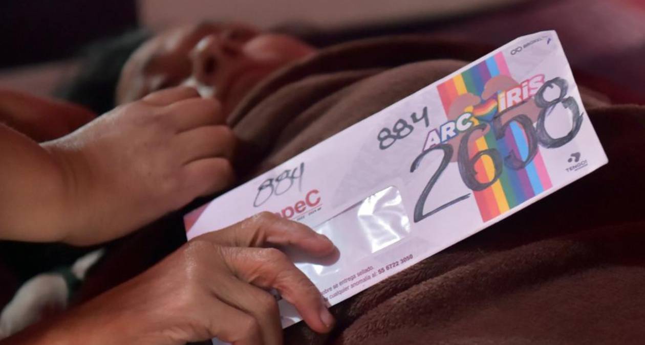 Ecatepec entrega tarjeta Arcoíris a mujer trans en estado grave de salud