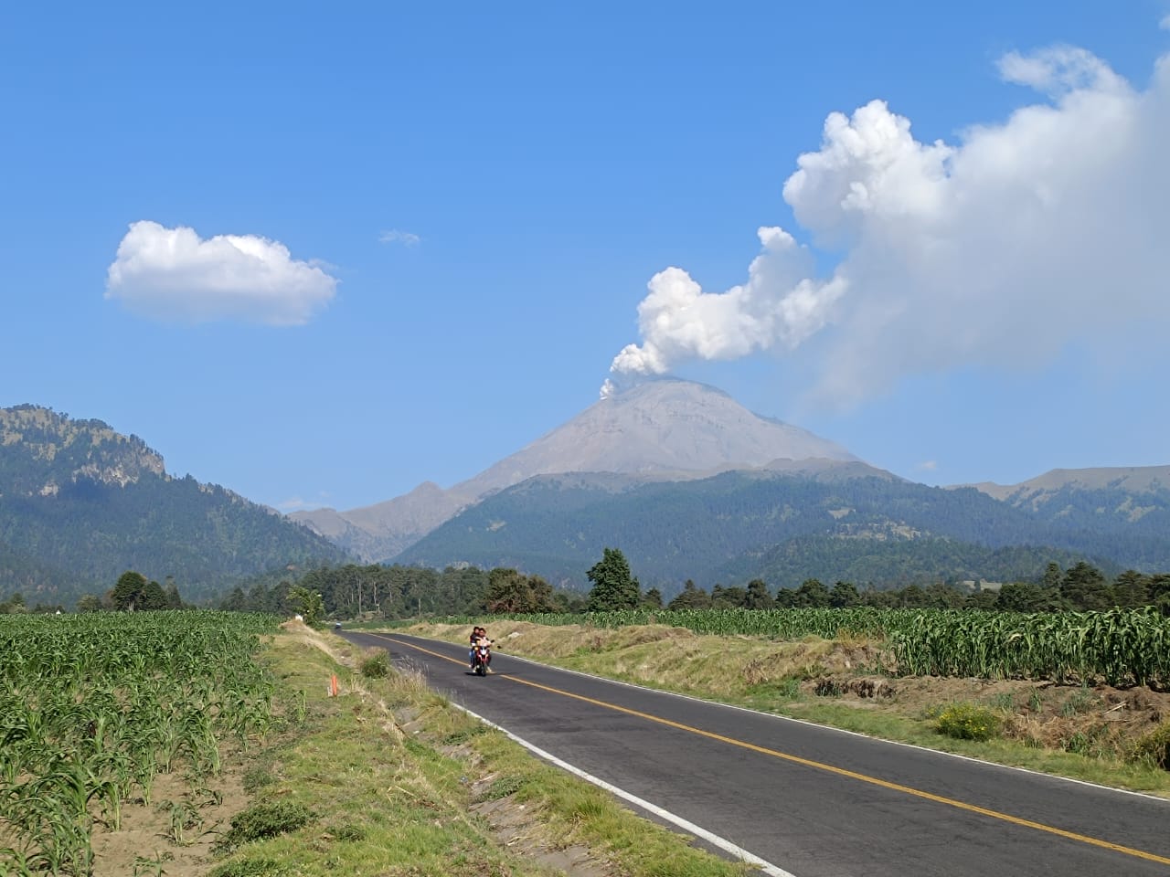 Reportan ligera caída de ceniza por actividad del volcán Popocatépetl