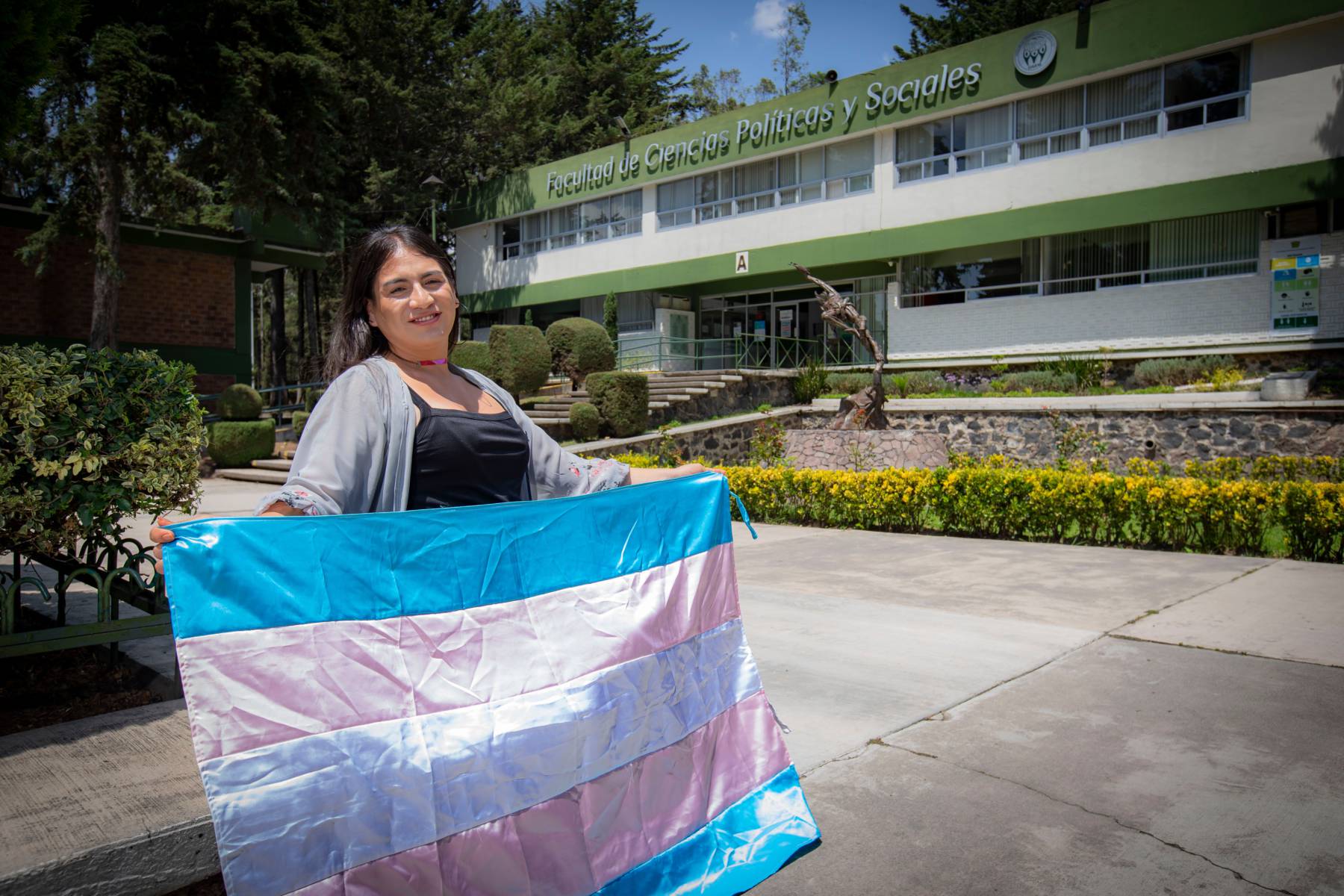 Estudiante de la UAEMex recibe su documentación como mujer trans