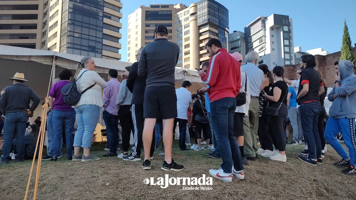 Copiosas filas de personas se concentran en Huixquilucan para ejercer su voto