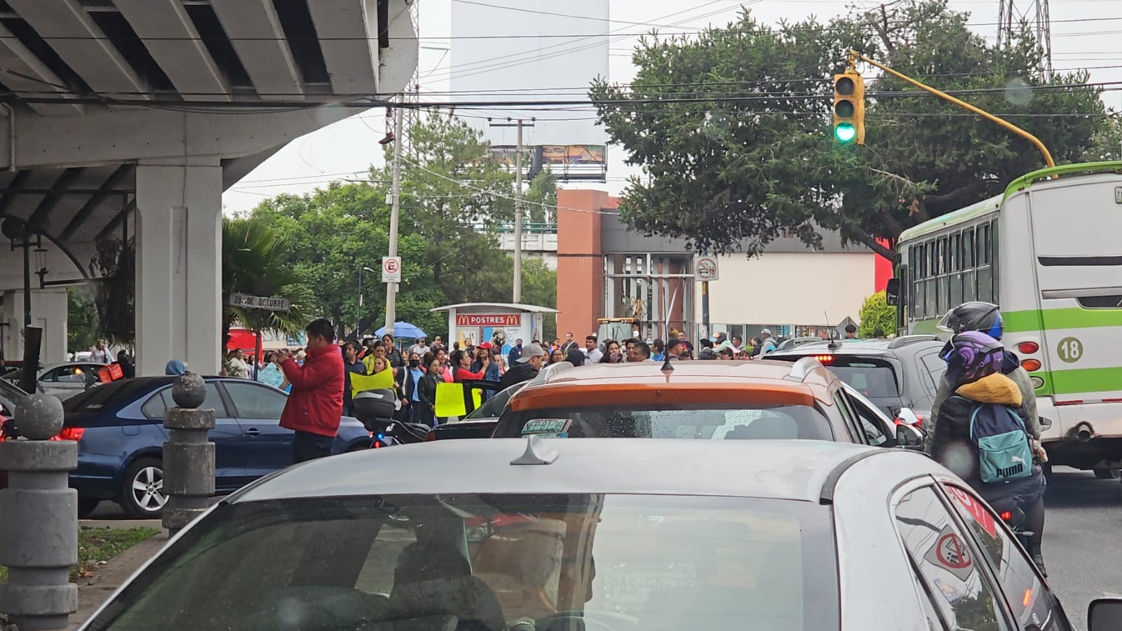 Continúan protesta docentes en Toluca; bloquean varios puntos