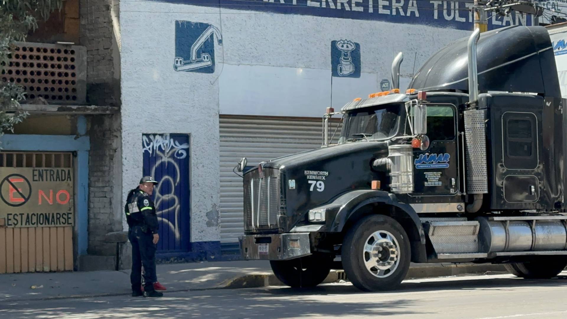 Tráiler embiste a mujer motociclista sobre la López Portillo, Tultitlán