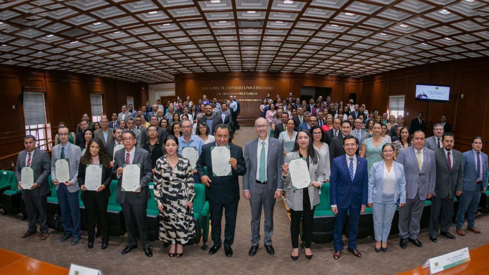 Entregan nombramientos de definitividad a docentes de la UAEMéx