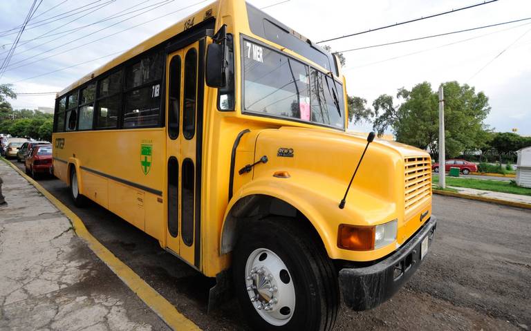 Padres de familia piden ayuda para que dejen entrar autobús escolar a primaria en Atizapán