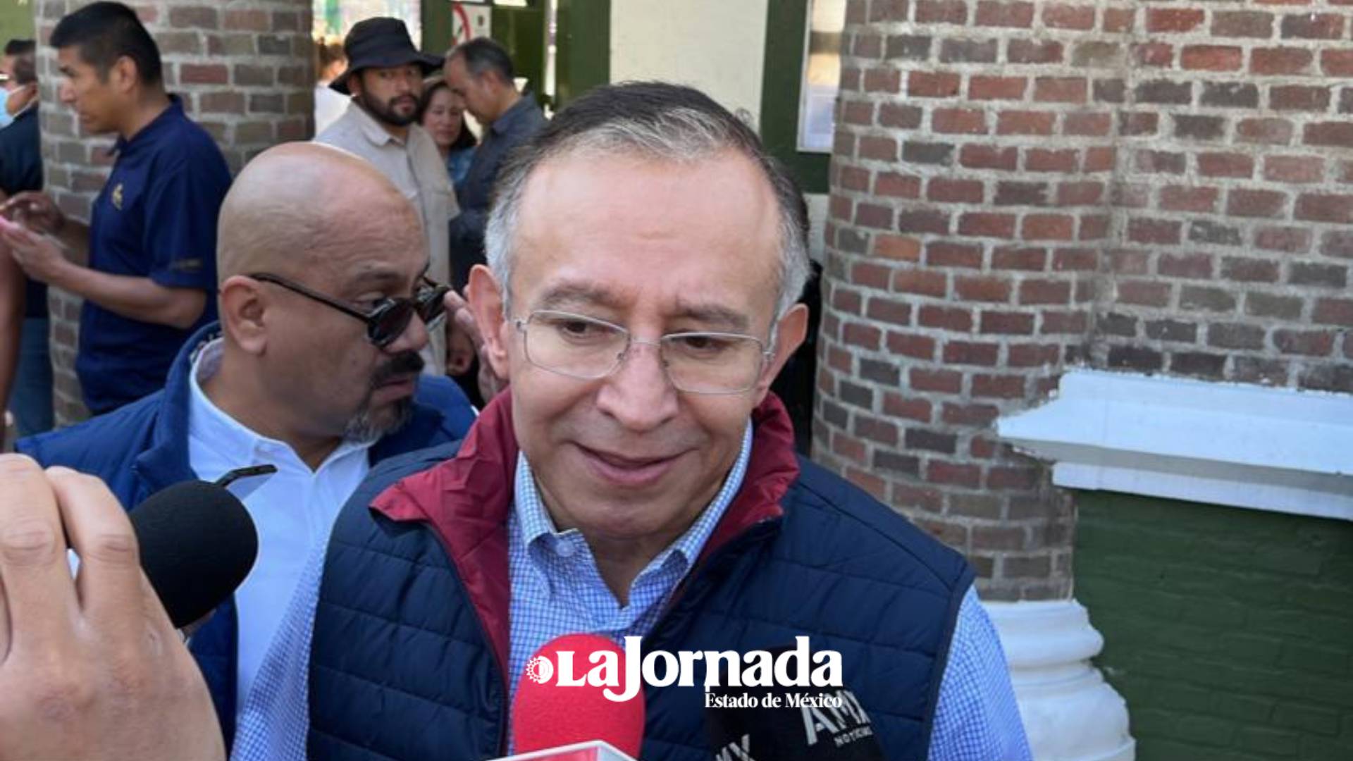 Raymundo Martínez Carbajal vota en prepa 5