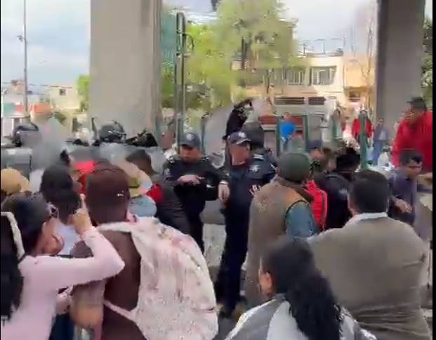 Policías repliegan a maestros manifestantes en Naucalpan; dos lesionados