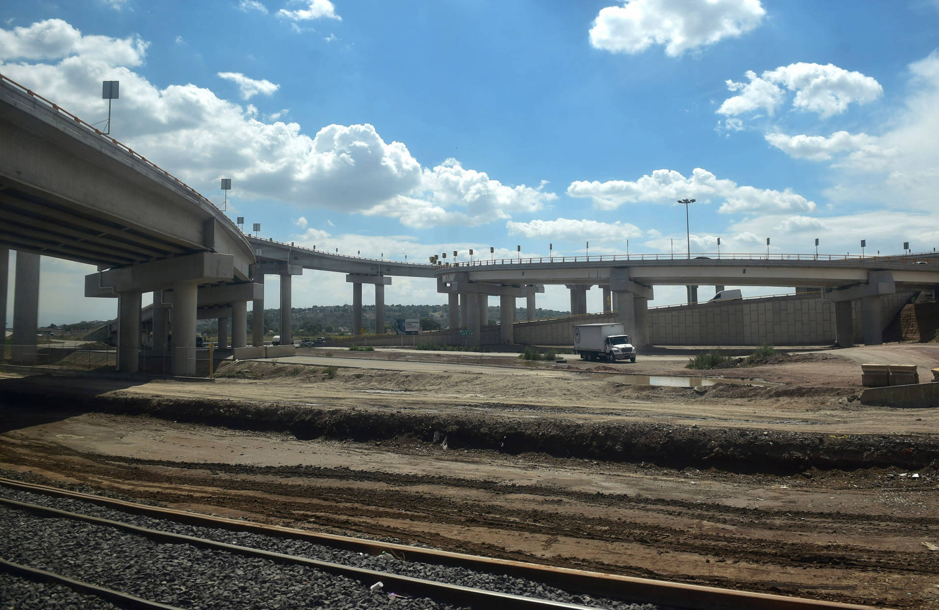 AMLO supervisa obras del Tren Suburbano en la zona del AIFA