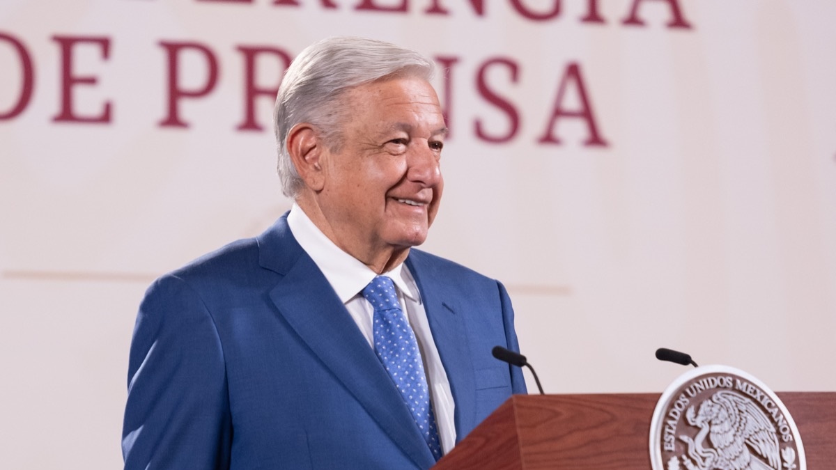 AMLO bajo protesta acatará orden del INE y no hablará de candidatos de oposición