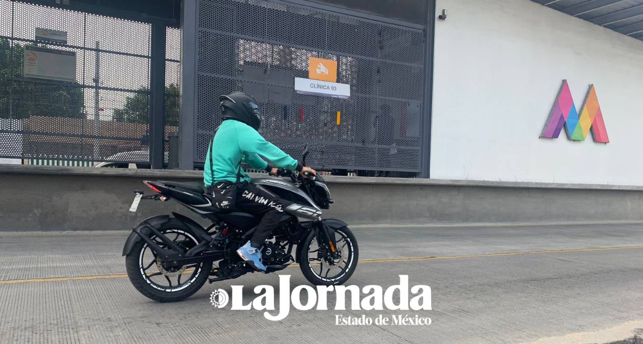 Automovilistas insisten en invadir carril del Mexibús