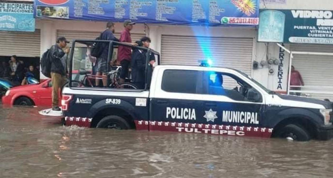 Tultepec: Calles y negocios inundados por lluvia