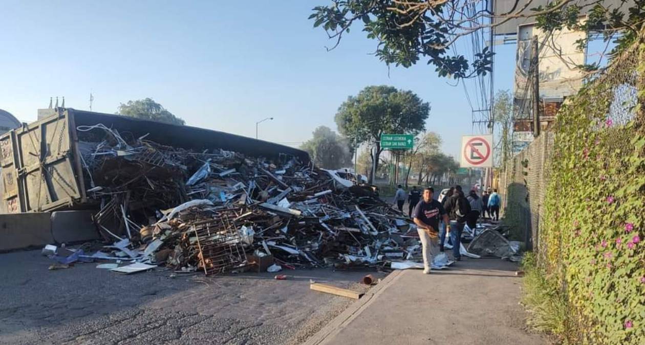 Tepotzotlán: Volcadura de tráiler en la autopista México-Querétaro