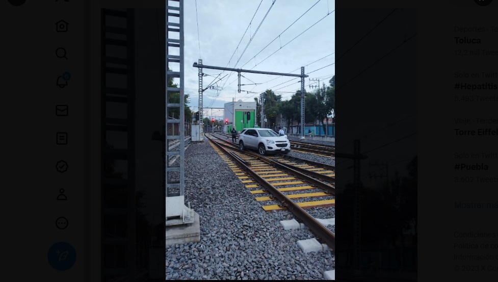 Abuelito arma caos al meter su auto a vías del Tren Ligero