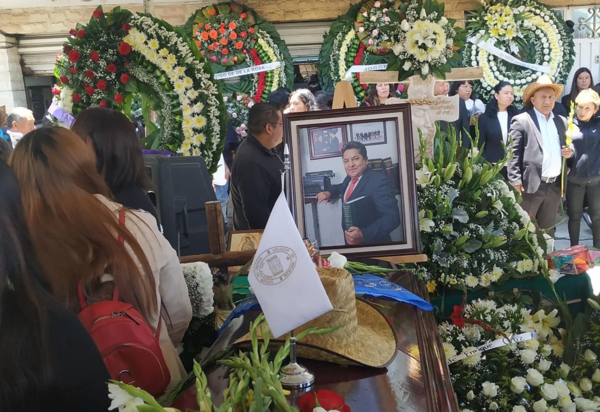 Rinden homenaje en Neza a notario público asesinado en Oaxaca