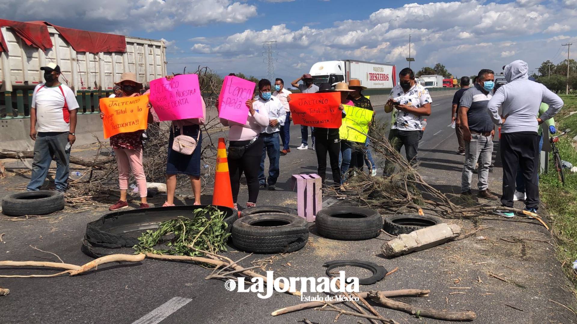 Vecinos de Jaltenco paralizan con bloqueo en el Circuito Exterior Mexiquense