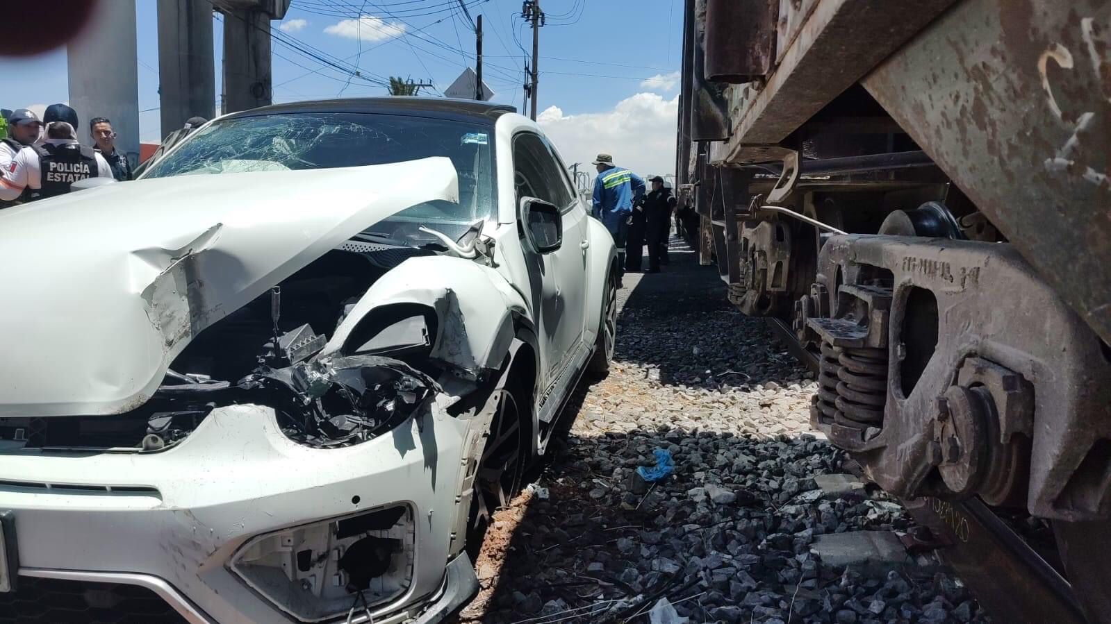 Automovilista intenta ganarle el paso al tren en Ecatepec