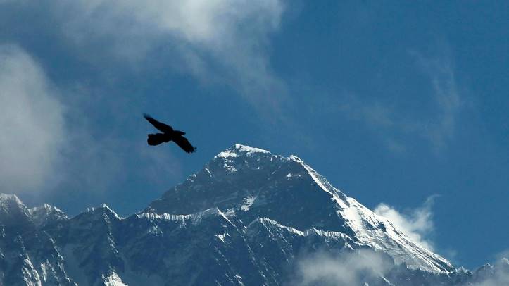 Mueren cinco mexicanos al estrellarse helicóptero cerca del Everest