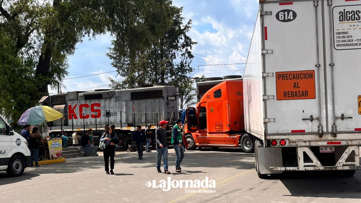 Tráiler intenta ganarle a tren en Lerma