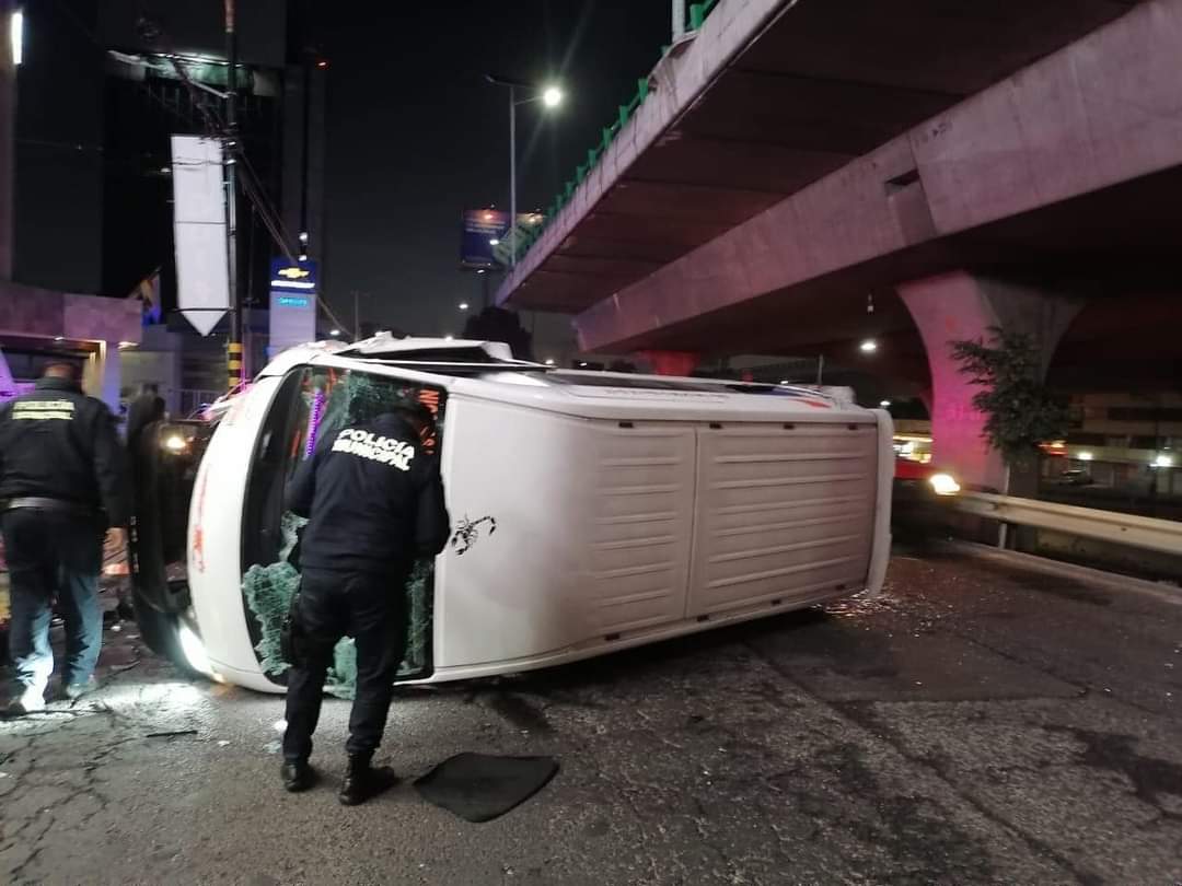 Tlalnepantla: Volcadura de camioneta de transporte deja 9 personas lesionadas