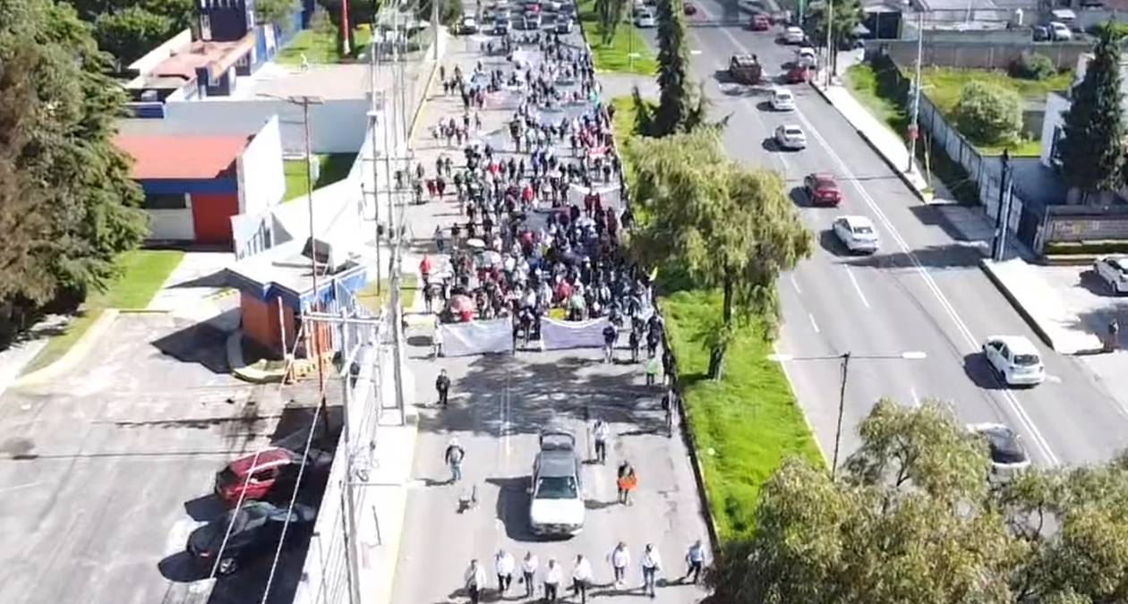 Docentes del CECyTEM se manifiestan en Metepec