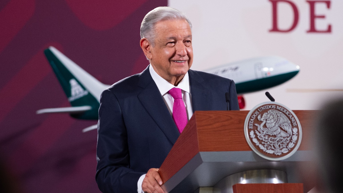 AMLO anuncia que Mexicana volará en septiembre; pagan 800 mdp