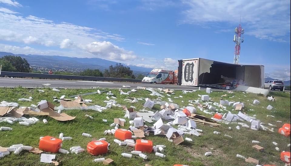 Vuelca tráiler de paquetería en la México-Tulancingo