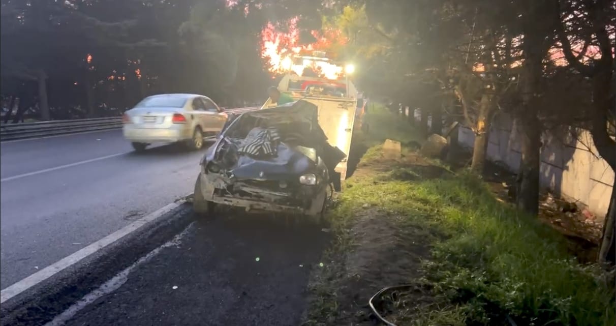 Auto se impacta en Paseo Tollocan