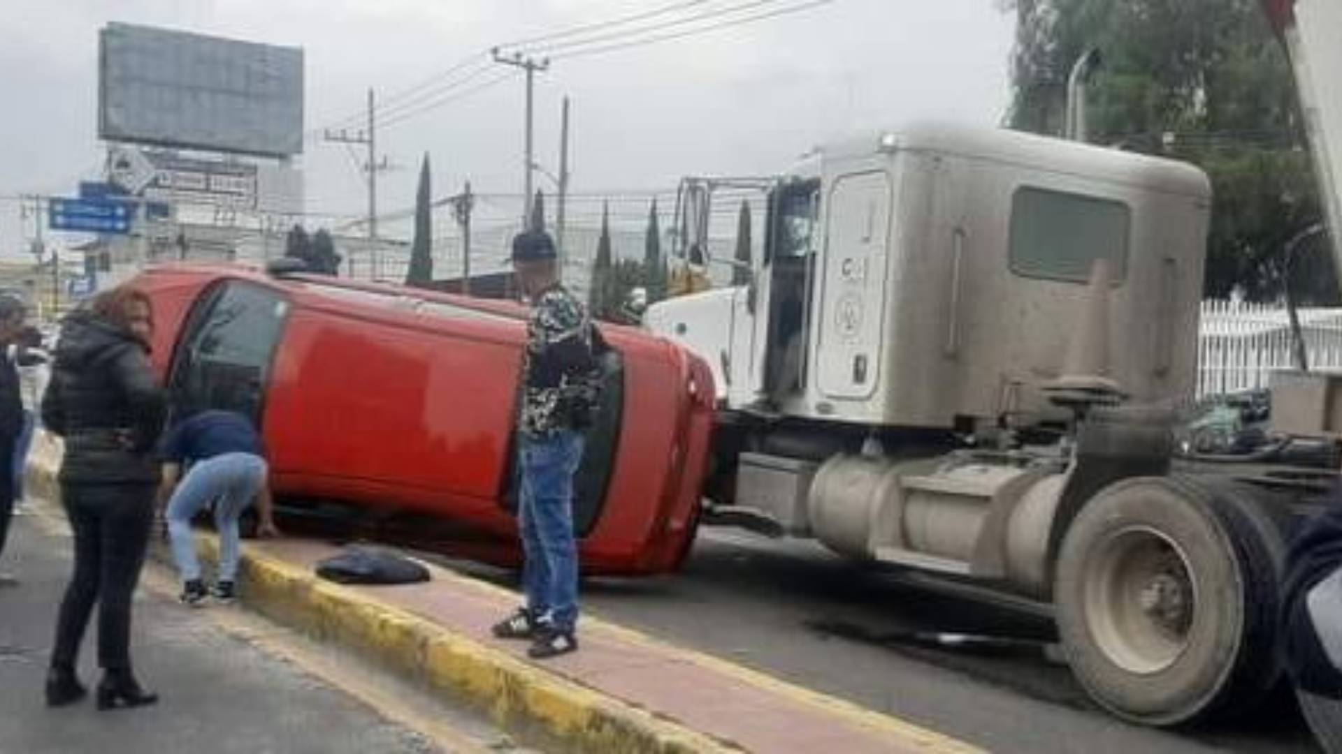 Tecámac: Vuelca automóvil frente a centro de justicia, viajaba a exceso de velocidad