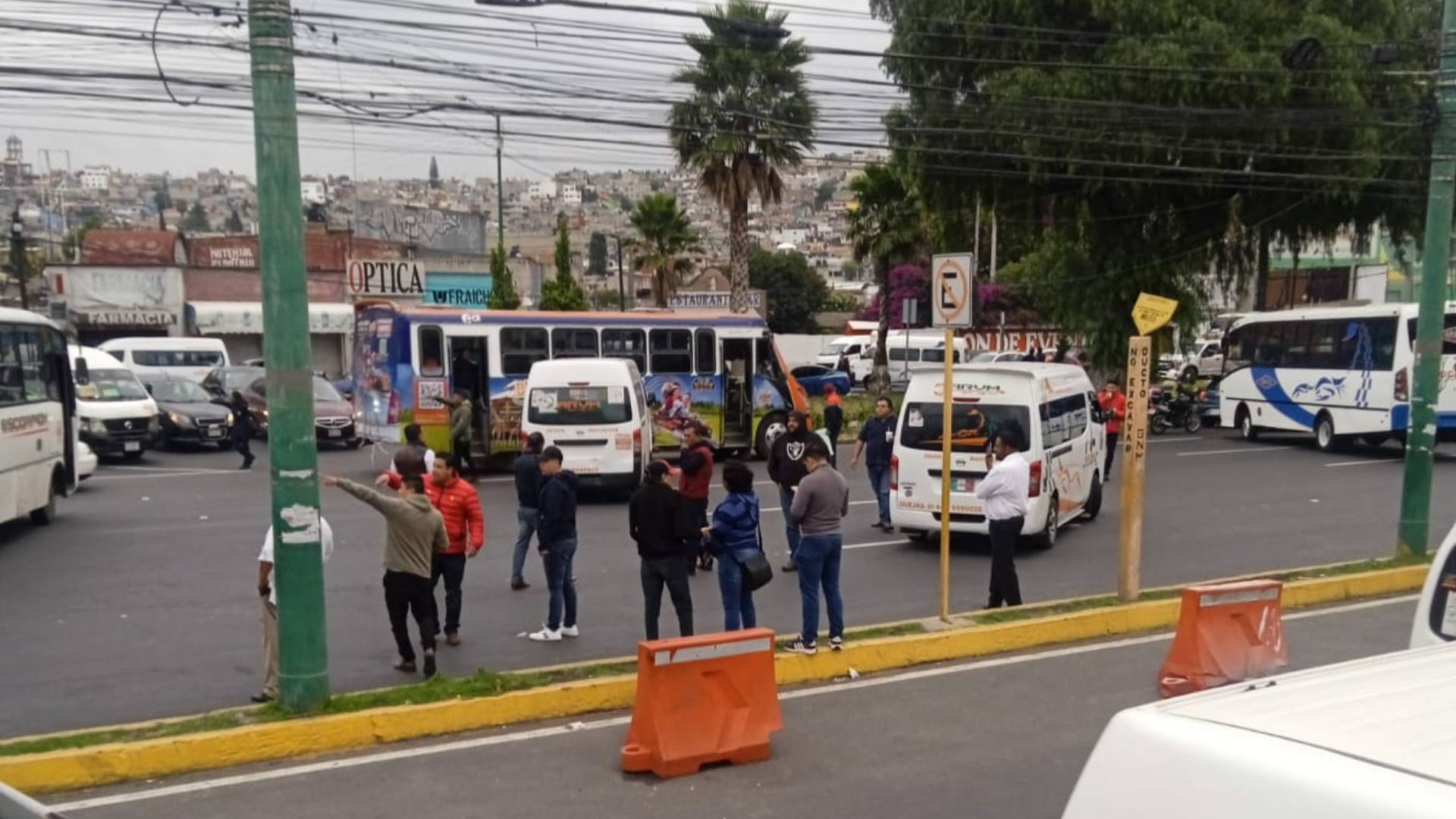 Video: Bloquean la avenida López Mateos frente al palacio de Atizapán