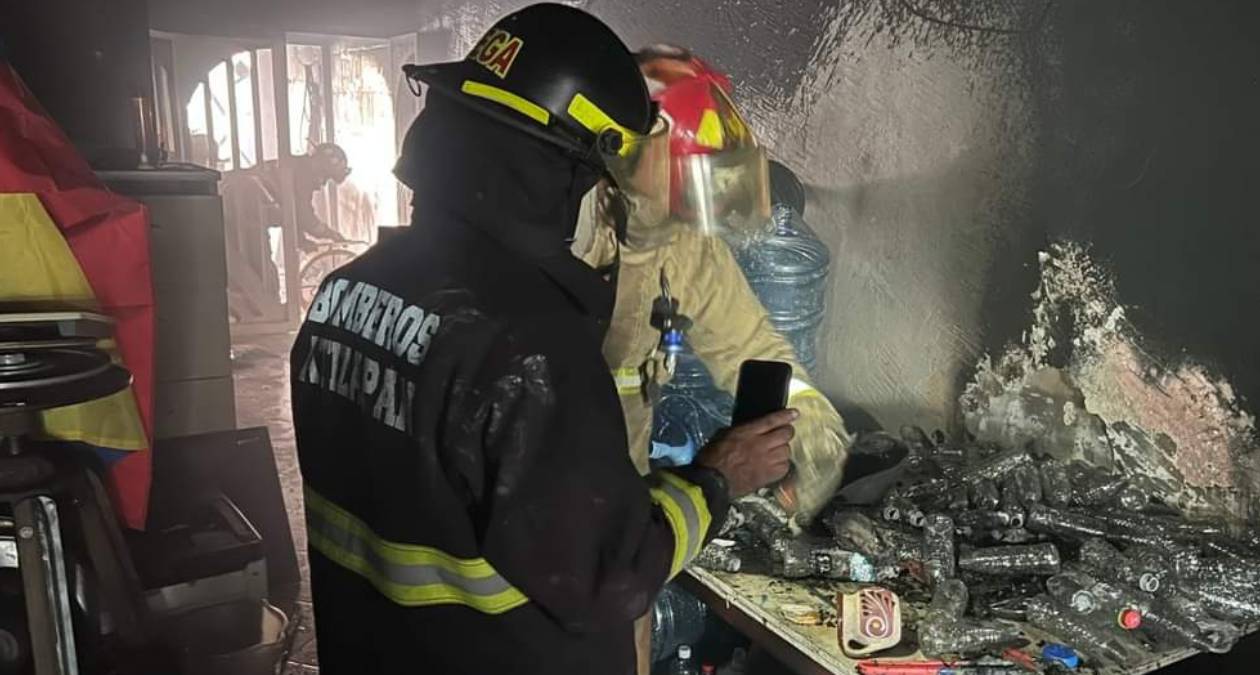 Atizapán: Bomberos logran apagar incendio en purificadora de agua