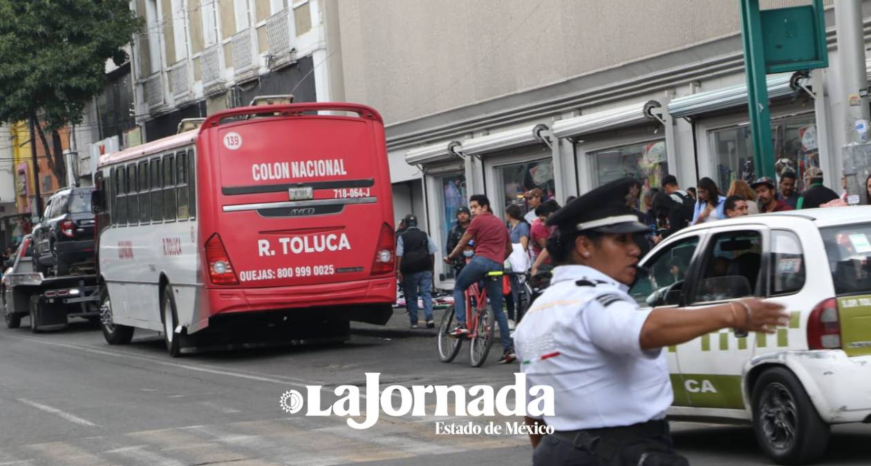 Toluca: Transportista arrolla a un trabajador de grúa