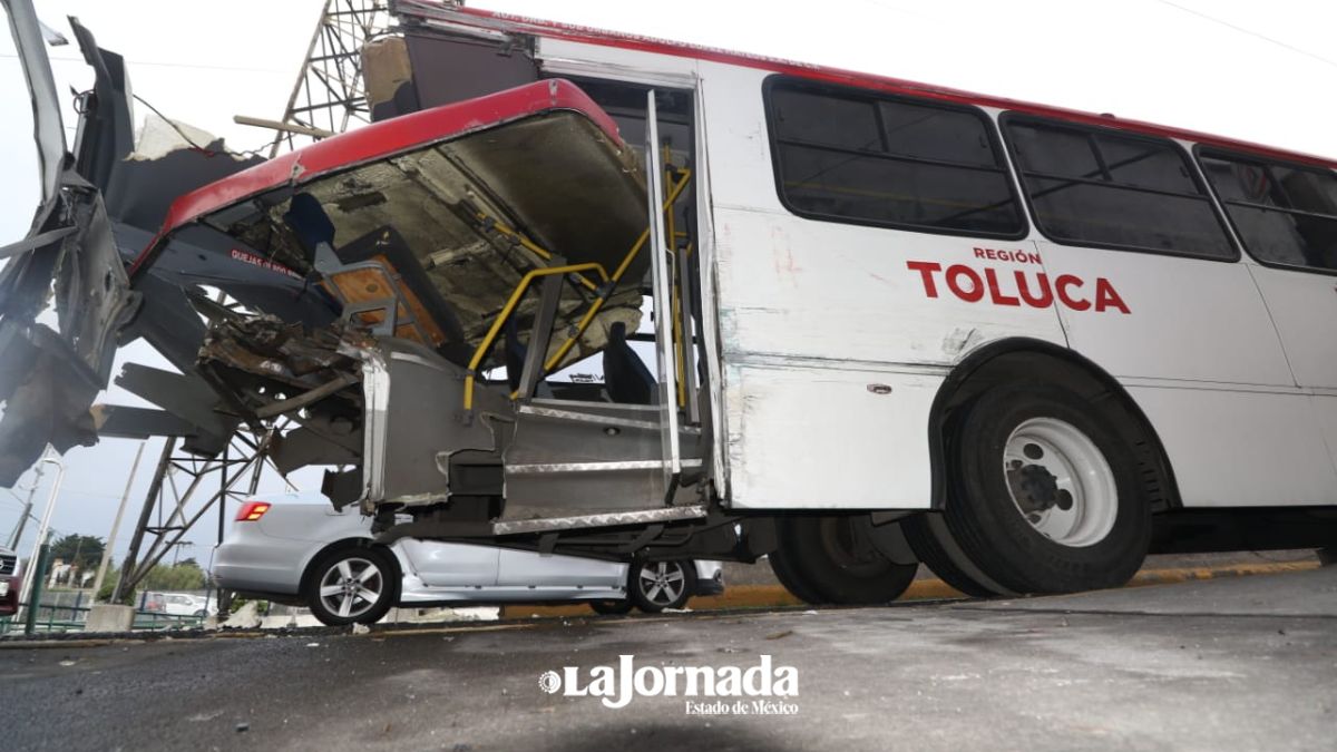 Choque de dos autobuses y un tráiler en Toluca