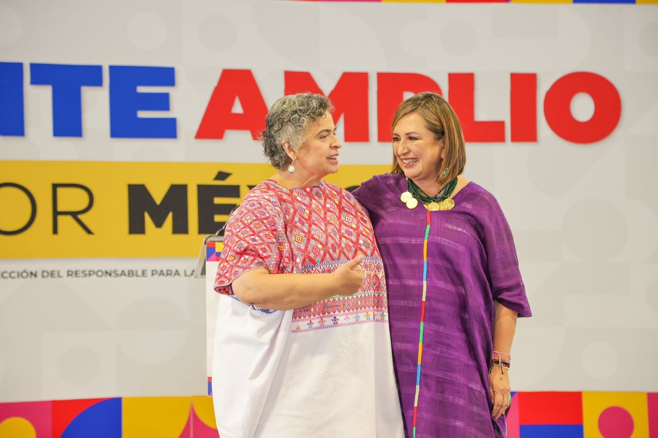 Foto de Xóchitl Gálvez y Beatriz Paredes.