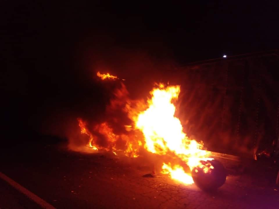 Incendio de un tráiler colapsa la autopista México -Querétaro