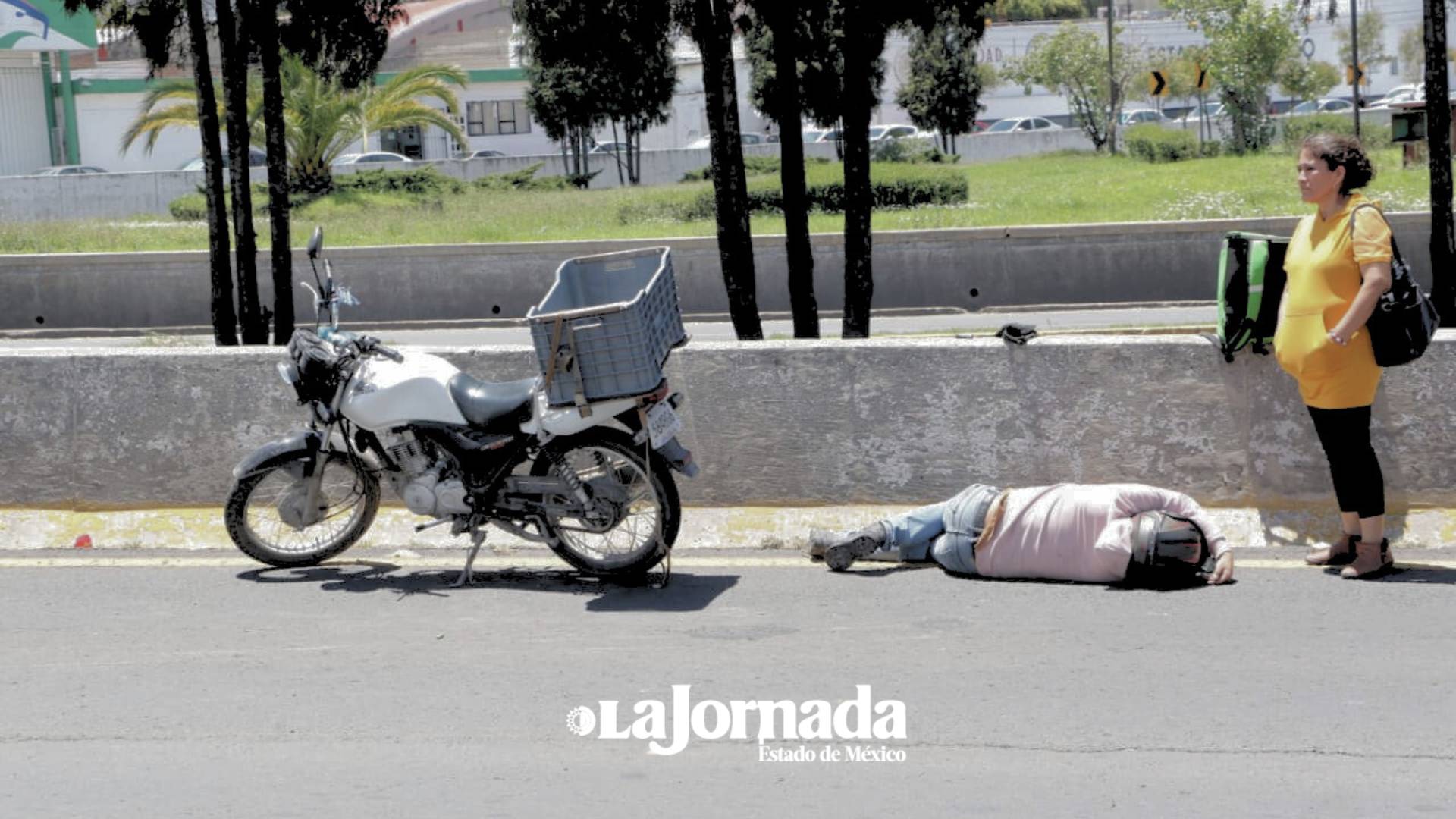 Motociclista es arrollado por automovilista en Paseo Tollocan