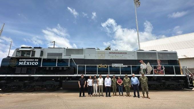 AMLO presenta locomotora del Tren Interoceánico