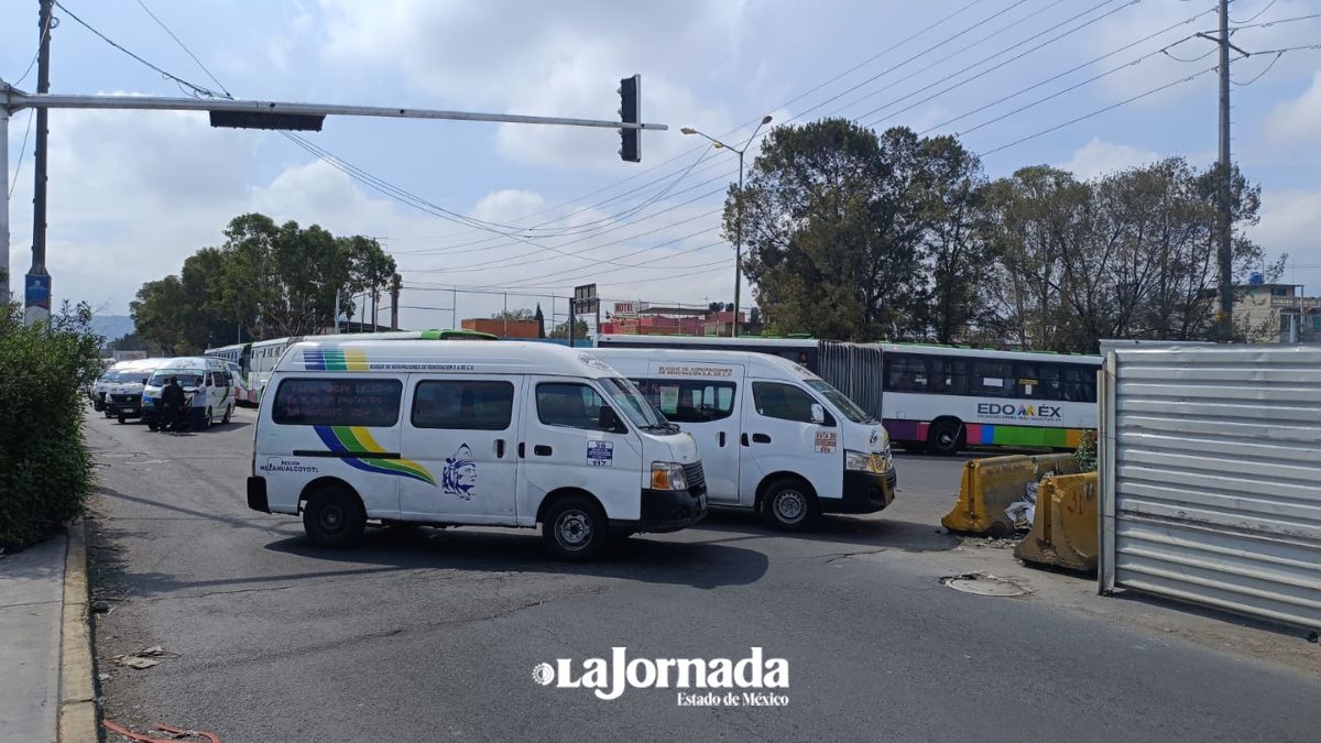 Transportistas bloquean en Neza; exigen diálogo con Movilidad