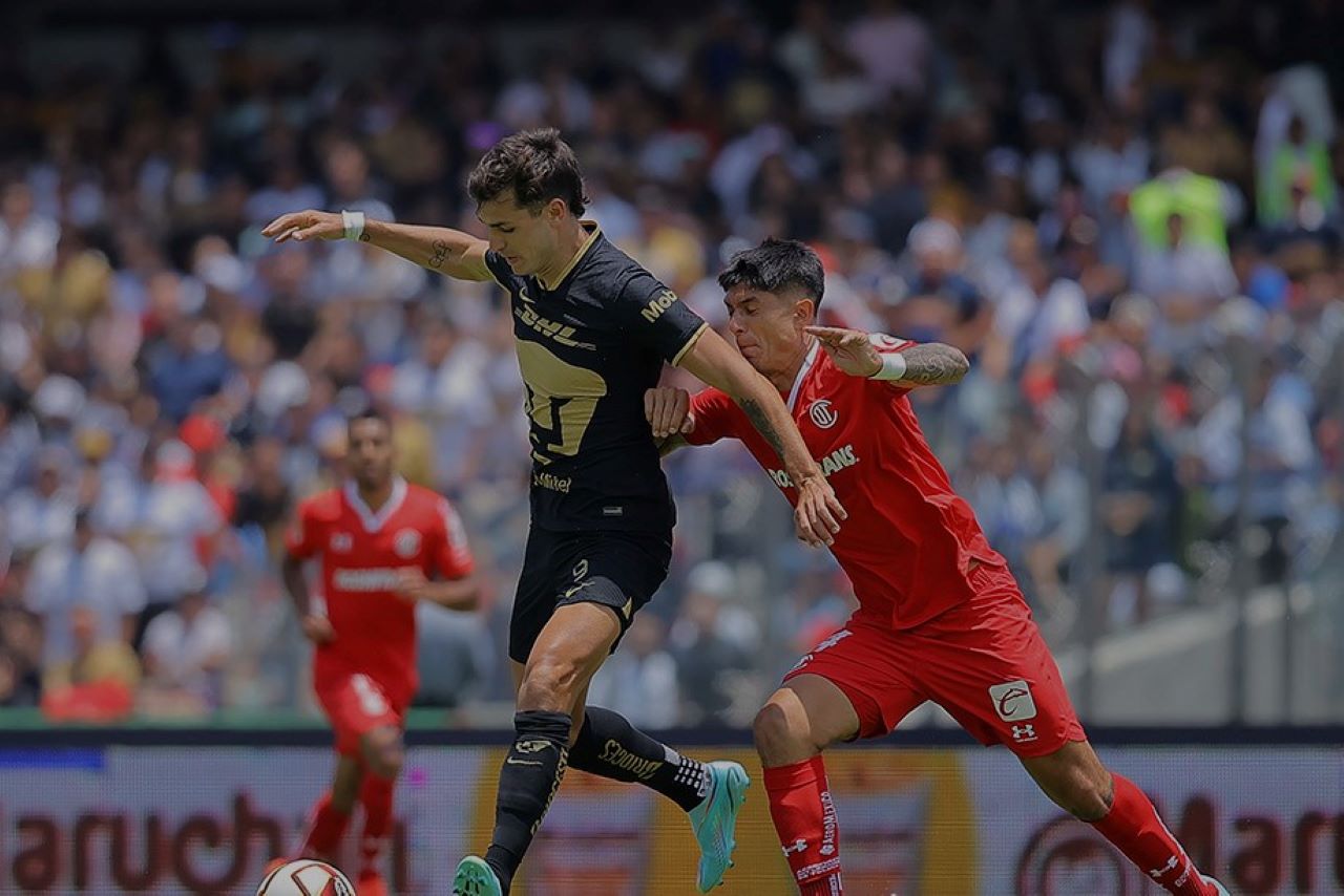 Foto de jugadores de Pumas y Toluca que se enfrentarán en el regreso de la Liga MX en vivo este viernes.