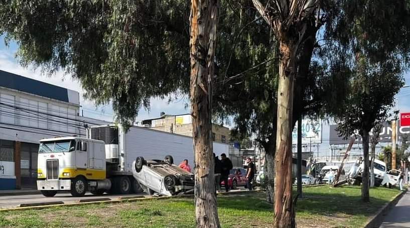 Reportan volcadura en la López Portillo, a la altura de Tultitlán