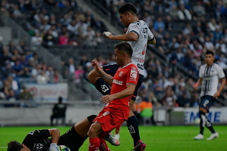 Foto de jugadores del Toluca y Monterrey, que se enfrentarán en vivo este miércoles en la Jornada 5 del Apertura 2023.